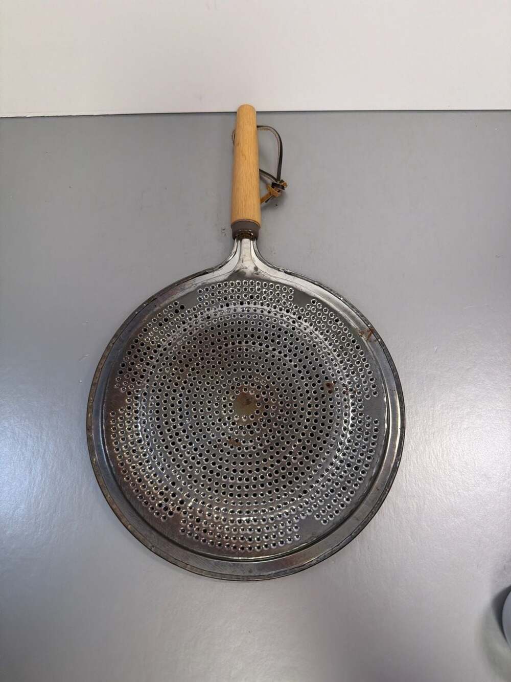 Vintage 1950s Splatter Screen Flat Metal Strainer With Dark Wood Handle‎